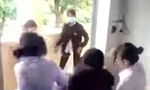 Xôn xao clip nữ sinh lớp 7 bị đánh hội đồng phải quỳ gối van xin