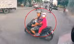 Video: Người đàn ông đi xe máy chở con nhỏ 'đánh võng' và chặn đầu xe tải