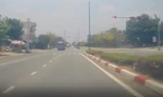 Clip xe đầu kéo liên tục vượt đèn đỏ ở Bình Dương