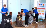 Tuổi trẻ đất Thủ khám bệnh, cắt tóc miễn phí cho trẻ em vùng biên giới đón Tết