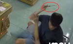 [CLIP] Tên cướp đột nhập tiệm game đâm nhân viên quản lý, lấy ví tiền 