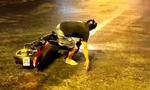 Clip xe đầu kéo chạy tốc độ cao, tràn dầu khiến hàng chục người đi xe máy ngã lăn 