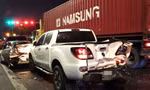 Xe container tông dồn toa cả loạt ô tô dừng đèn đỏ