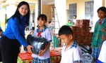 Tuổi trẻ Bình Dương mang quà ý nghĩa đến người dân vùng biên