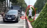 CLIP: Tài xế đậu xe giữa đường để đi mua đồ gây bức xúc