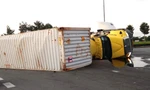 Xe container 'phơi bụng' giữa vòng xoay đường huyết mạch ở Bình Dương