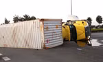 Xe container 'phơi bụng' giữa vòng xoay đường huyết mạch ở Bình Dương