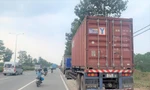 Vỉa hè đường huyết mạch ở Bình Dương thành 'bãi' đậu xe container