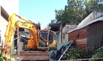 Người đàn ông dùng xe múc phá sập hai căn nhà do mâu thuẫn với hàng xóm