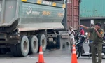 Xe ben quay đầu cuốn xe máy vào gầm, cụ ông 73 tuổi bị cán tử vong