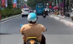 [CLIP] Người đàn ông cụt tay lái xe máy ‘diễn xiếc’ trên đường ở Bình Dương