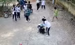 [CLIP] Nữ sinh bị bạn chặn đánh giữa đường, người lớn đi qua chỉ nhìn