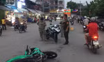 Một người đi đường bị kẻ lạ mặt dùng dao đâm gục