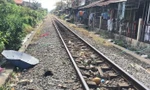 Phát hiện thi thể nam giới đứt một chân giữa đường ray xe lửa