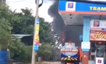 Xe bồn bốc cháy dữ dội tại cửa hàng xăng dầu bên quốc lộ 13