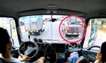 CLIP: 3 ngày, 2 vụ tài xế ô tô bán tải ‘hổ báo’ chặn đường hành hung lái xe tải 