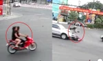 CLIP: Đôi nam nữ đi xe máy nẹt pô, vượt đèn đỏ bị ô tô húc văng