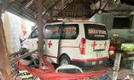 Xe cứu thương lao vào quán cà phê sau va chạm với xe máy