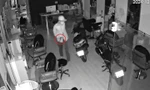 [CLIP] Kẻ trộm cầm dao đột nhập tiệm làm tóc ở Bình Dương 