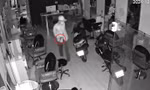 [CLIP] Kẻ trộm cầm dao đột nhập tiệm làm tóc ở Bình Dương 