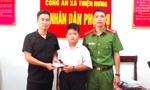 Nam sinh lớp 3 đến công an trả lại tiền nhặt được trên đường