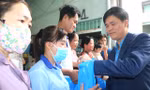 Công nhân lao động khó khăn ở Bình Dương rơi nước mắt khi nhận quà