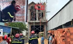Sập giàn giáo ở Bình Dương, cấp cứu người bị treo lơ lửng