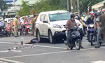 Xe máy lao vào ô tô đang dừng đèn đỏ, hai người thương vong