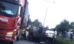 Va chạm với xe container khiến ô tô phơi bụng, người dân giải cứu tài xế 