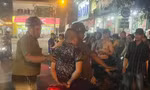 Người đàn ông trẻ tuổi bị đâm gục giữa đường khi đang chở vợ con đi dạo