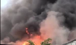 Hỏa hoạn ở Bình Dương, lửa bao trùm công ty gỗ kèm tiếng nổ lớn