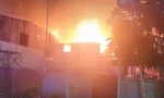 Lửa bùng cháy dữ dội, bao trùm nhà xưởng vật liệu xây dựng ở Bình Dương