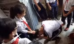 3 nữ sinh chỉ biết ôm đầu khóc, kêu gào thảm thiết. Ảnh cắt ra từ clip.