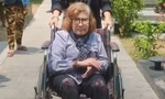 Diệu Hiền ngồi xe lăn đến mộ NSƯT Vũ Linh