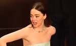 Louis Vuitton bị chế giễu là hàng chợ vì váy Emma Stone mặc bị rách ở Oscar