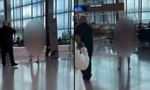 Nữ hành khách khỏa thân gây náo loạn, hành hung nhân viên sân bay