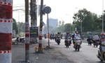 Nhiều cột điện 'án ngữ' giữa đường TPHCM uy hiếp người dân