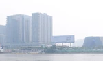 Lý do TPHCM sương trắng mù mịt, nhiều tòa nhà mờ khuất