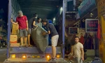Người dân TPHCM dầm mưa, xuyên đêm gom hàng hỗ trợ các tỉnh, thành phía Bắc