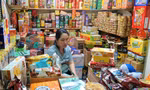Tiểu thương chợ bánh kẹo khóc nghẹn vì hết thời thu 200 triệu đồng/ngày tết