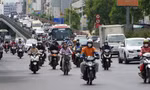 Hình ảnh đường phố TPHCM trong khung giờ nắng nóng nhất