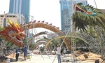 Cận cảnh đường hoa Nguyễn Huệ, đôi rồng chầu sen Tết 2024 đang gần hoàn thiện