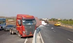 Xe đang lưu thông, 2 thùng container rơi xuống cao tốc Phan Thiết - Dầu Giây