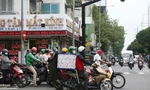 Xe máy, ô tô 'làm mưa làm gió' trên đường phố TPHCM