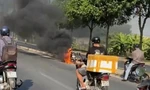 Xe máy bốc cháy ngùn ngụt trên đại lộ Phạm Văn Đồng
