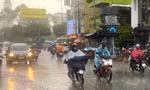 Mưa lớn trút xuống TPHCM sáng sớm, nhiều người không kịp trở tay