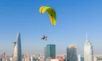 Chi 3 triệu đồng bay dù lượn động cơ, lơ lửng ngắm TP.HCM ngày đầu năm