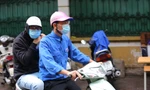 Nhiều thí sinh đi nhầm điểm thi được thanh niên tình nguyện hỗ trợ
