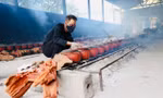 Làng Vũ Đại rực lửa vụ Tết, đeo kính bơi kho cá thâu đêm 