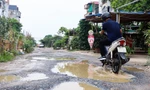 Người dân chật vật di chuyển trên 'con đường đau khổ' dài hơn 100 mét ở Hà Nội
